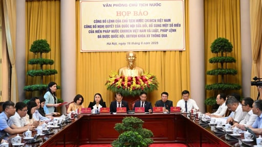 Công bố lệnh của Chủ tịch nước về Hiến pháp, kết thúc hoạt động cấp huyện từ 1/7