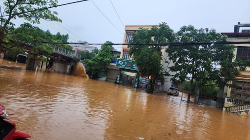 Mưa lớn gây ngập cục bộ tại một số tuyến đường ở Lạng Sơn