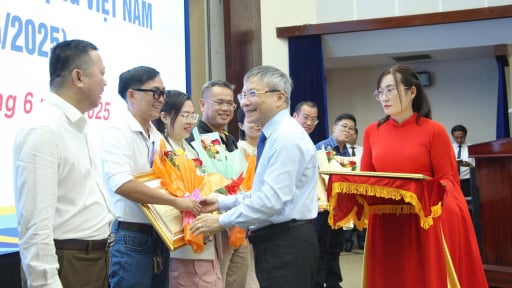 Văn phòng miền Trung - Tây Nguyên Báo NTNN/Điện tử Dân Việt nhận bằng khen của Chủ tịch UBND tỉnh Quảng Nam
