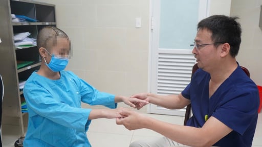 Đột ngột ngất xỉu khi đang tập văn nghệ tại trường, bé 13 tuổi  bị xuất huyết não nghiêm trọng