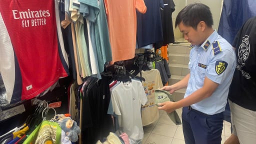 Cứ kiểm tra là ra hàng giả tại trung tâm mua sắm nổi tiếng bậc nhất Sài Gòn