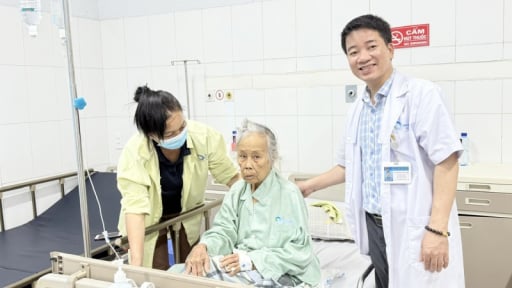 Cụ bà 94 tuổi đau đớn, suy kiệt vì 'thủ phạm' dày đặc trong ống mật chủ