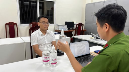 Bắt Phó Chủ tịch thị trấn Chúc Sơn ở Hà Nội vì sản xuất cồn giả