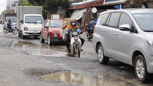 Người dân khổ sở đi lại trên tuyến đường dài 2 km làm gần 10 năm không xong ở Hà Nội