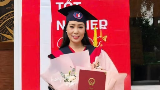 Á Hậu duy nhất là Nghệ sĩ Nhân dân, Giám đốc Sân khấu kịch, Phó Chủ tịch Hội sân khấu TP.HCM vui mừng nhận bằng thạc sĩ