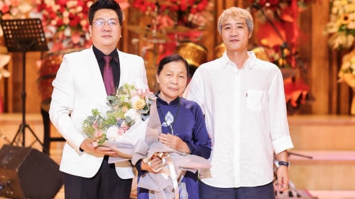 Người mẹ tảo tần của Nghệ sĩ Nhân dân Quốc Hưng chực trào nước mắt trong ngày con nhậm chức Giám đốc