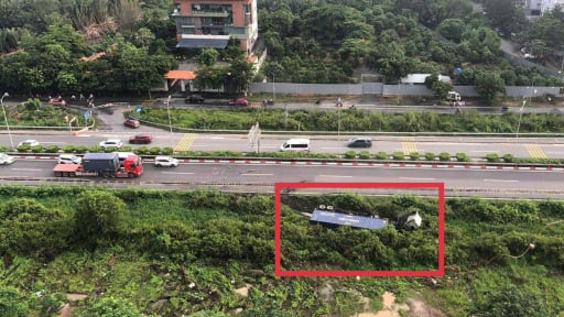 Xe container lật ngang trên cao tốc TP.HCM - Long Thành - Dầu Giây