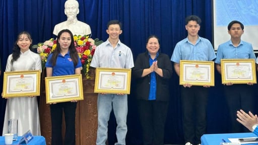 Tiền vệ Châu Ngọc Quang nhận vinh dự đặc biệt