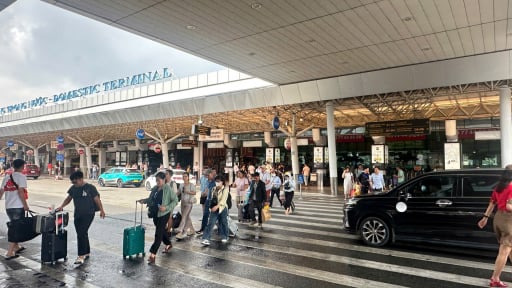 Phản hồi mới của sân bay Tân Sơn Nhất về vụ đoàn khách “mắc kẹt” ở ống lồng lúc nửa đêm