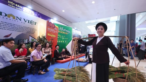 Ấn tượng với gian trưng bày Báo Nông thôn Ngày nay/Dân Việt đậm đà chất quê tại Hội Báo toàn quốc 2025