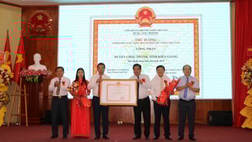 Trước giờ chính thức 'chung nhà' với tỉnh An Giang, một huyện của tỉnh Kiên Giang đạt chuẩn nông thôn mới, người dân thu 72,860 triệu đồng/năm