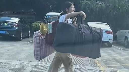Nữ sinh gánh hành lý về quê sau kỳ thi đại học, truyền cảm hứng mạnh mẽ