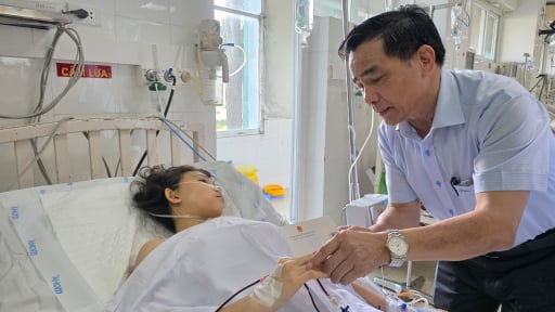 Chủ tịch UBND tỉnh Quảng Nam Lê Văn Dũng thăm nạn nhân vụ tai nạn giao thông đặc biệt nghiêm trọng trên đường cao tốc