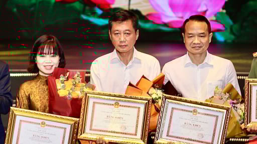 Báo Nông Thôn Ngày Nay nhận bằng khen của UBND TP.HCM
