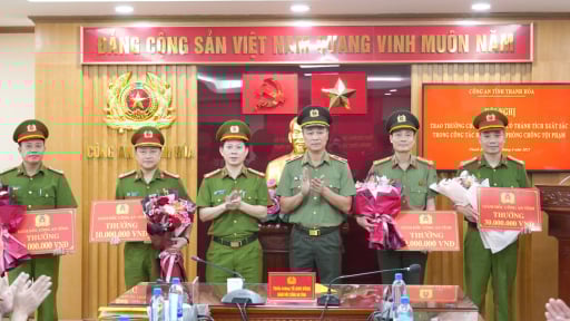 Giám đốc Công an tỉnh Thanh Hóa thưởng nóng các đơn vị có thành tích xuất sắc trong đấu tranh phòng, chống tội phạm