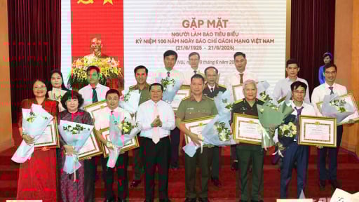 Tri ân 27 nhà báo lão thành, trao tặng bằng khen 123 nhà báo tiêu biểu 