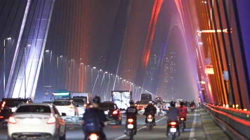 Khói mù “bủa vây” Hà Nội, nửa đêm vẫn 'sương khói mờ nhân ảnh”