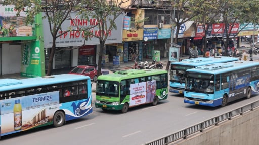 Nhìn cảnh hàng dài xe buýt nối đuôi nhau 'ăn khách' trên đường phố Hà Nội