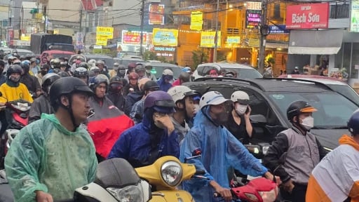 Mưa lớn kéo dài, Cần Thơ ngập sâu, kẹt xe cục bộ nhiều tuyến đường
