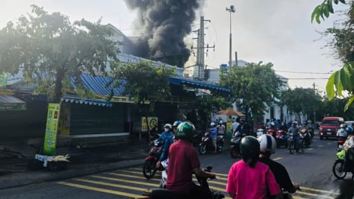Cháy lớn bên trong trung tâm tiệc cưới Royal Center ở Hóc Môn, giao thông ùn tắc nghiêm trọng