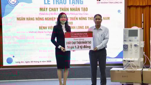 Agribank Chi nhánh tỉnh Long An trao tặng 3 máy chạy thận nhân tạo cho bệnh viện đa khoa tỉnh 