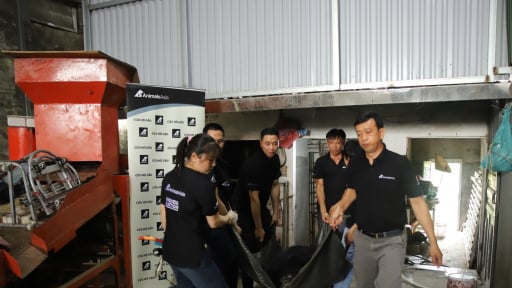 Nuôi nhốt con gấu ngựa suốt 20 năm, một người dân Hải Phòng tự nguyện giao nộp để lực lượng chức năng đưa về Huế chăm sóc