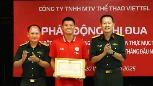 Trung vệ Bùi Tiến Dũng nhận vinh dự đặc biệt
