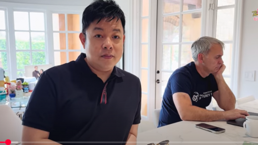 Ca sĩ Quang Lê bị hack điện thoại, chuyên gia công nghệ Gerard Williams giúp nhưng vô phương