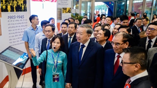 Ba ngày sôi nổi, ý nghĩa của những người làm Báo qua loạt ảnh do PV Dân Việt ghi lại