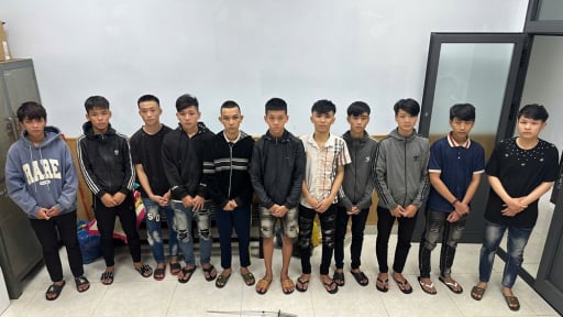 Bị ném đá, nhóm thanh niên chém người gây náo loạn đường phố
