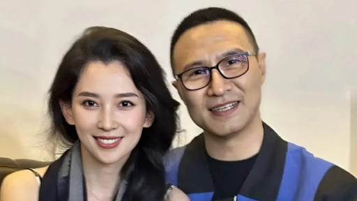 Uông Phong đăng ảnh bên tình trẻ