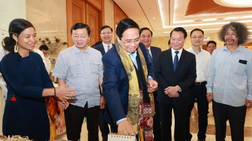 Thăm gian hàng sản phẩm OCOP, Thủ tướng Phạm Minh Chính thưởng thức trà Đinh Thái Nguyên, đặt tên 'Bình An” cho sản phẩm gốm