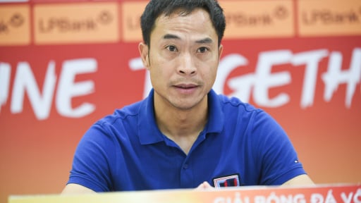 HLV Lê Đức Tuấn kiến nghị về sân bãi trong trận đá play-off với đội của Công Phượng