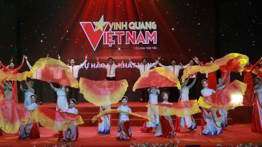 'Vinh quang Việt Nam' đưa con người Việt Nam vươn tầm thời đại
