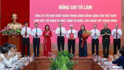 Tổng Bí thư Tô Lâm trao Quyết định của Bộ Chính trị về chức năng, nhiệm vụ, tổ chức bộ máy Cơ quan Ủy ban Trung ương MTTQ Việt Nam
