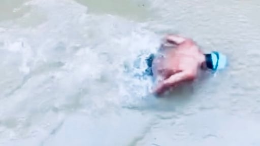 Clip 'kình ngư' lướt điêu luyện giữa phố ngập ở Thái Nguyên gây bão mạng: Danh tính bất ngờ