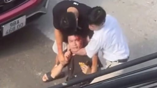 Diễn biến vụ tài xế ô tô nói 'mày biết tao là ai không' khi xô xát với nam thanh niên sau va chạm giao thông
