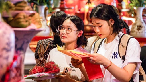 Mang theo máy tính, giấy báo dự thi, sĩ tử vượt 30 cây số đến Văn Miếu cầu may trước kỳ thi tốt nghiệp THPT