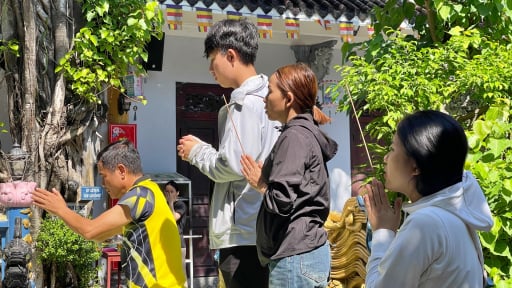 Tờ mờ sáng, sĩ tử kéo nhau lên chùa cầu may 'vượt vũ môn'