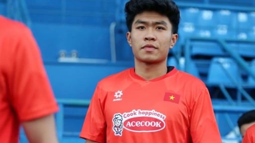 Trung vệ Phạm Lý Đức 1m82... mất kiểm soát