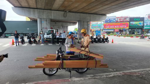CSGT TP.HCM xử lý hàng loạt xe không đảm bảo tiêu chuẩn an toàn
