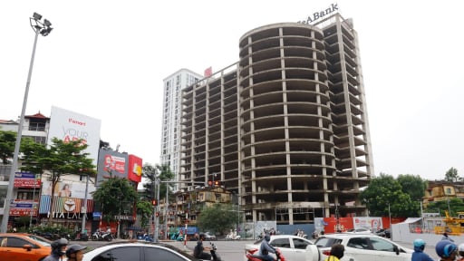 Khách sạn Sao Phương Đông trơ khung hàng thập kỷ trên 'đất vàng' tại phố Kim Mã trung tâm của Hà Nội
