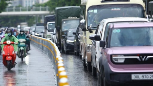 Ùn tắc dài, va chạm thường xuyên trên 2 tuyến đường Hà Nội vừa lắp đặt dải phân cách cứng