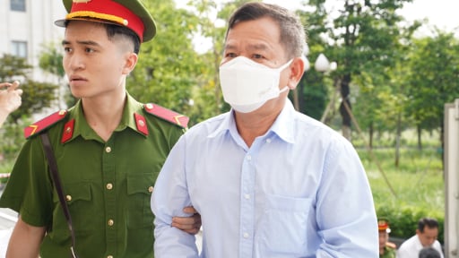 Cựu Chủ tịch tỉnh Quảng Ngãi bật khóc tại tòa khi khai nhận 22 tỷ đồng và 200.000 USD từ Chủ tịch Tập đoàn Phúc Sơn