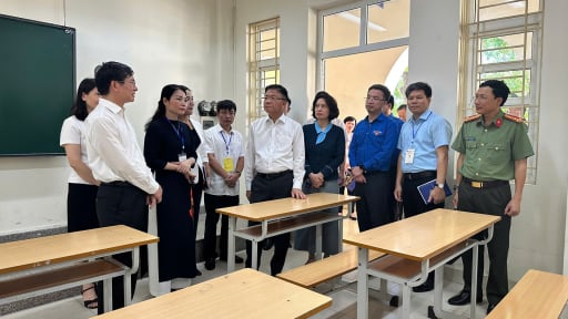 Phó Thủ tướng Lê Thành Long kiểm tra công tác chuẩn bị kỳ thi tốt nghiệp THPT 2025 tại Quảng Ninh