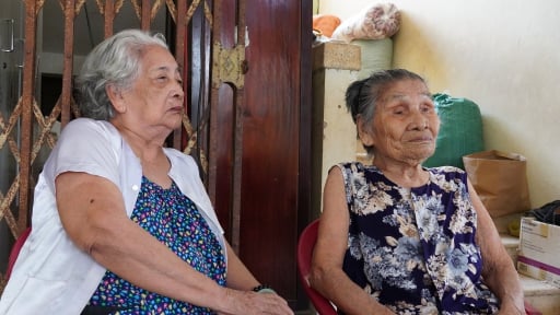 Hai cụ bà ngoài 90 tuổi sống 'tạm bợ' trong ngôi trường cũ, mòn mỏi chờ đất tái định cư ở Quảng Trị