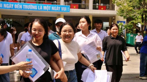 Sĩ tử Đà Nẵng đầy xúc cảm với đề thi Ngữ văn kỳ thi tốt nghiệp THPT 2025: 'Vùng trời quê hương nào cũng là bầu trời Tổ quốc' 