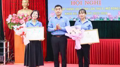 Điện Biên: Liên đoàn lao động tỉnh khen thưởng 36 tập thể, 66 cá nhân