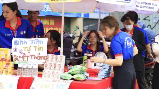 Hơn 23.000 tình nguyện viên TP.HCM 'tiếp lửa' cho sĩ tử kỳ thi tốt nghiệp THPT năm 2025