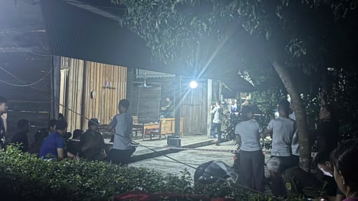 Nghịch tử hai tay cầm 2 dao tấn công bố, chém mẹ tử vong trong đêm
